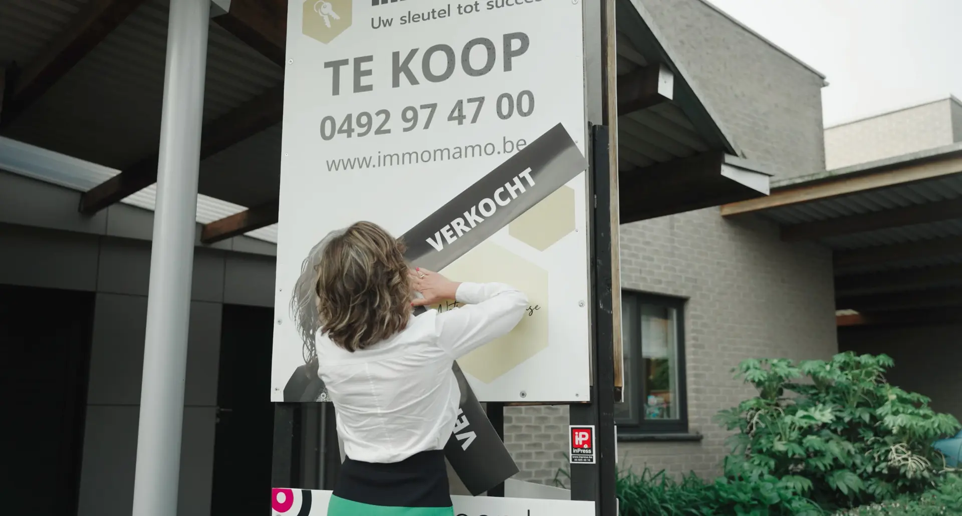 VERKOCHT-sticker aan ImmoMaMo bord